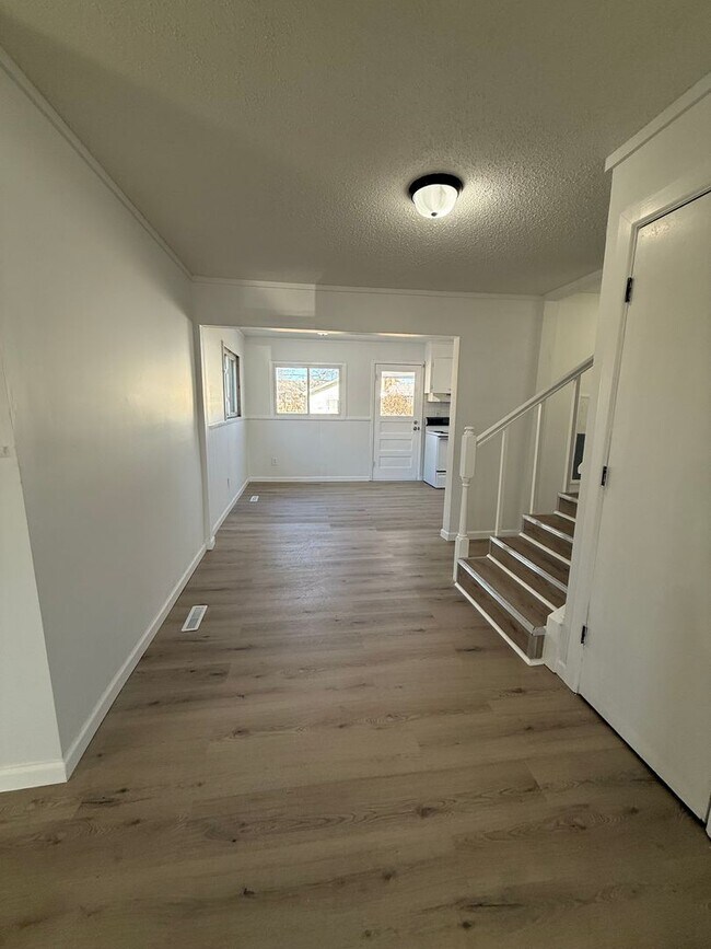 Foto del edificio - 3 Bedroom 1.5 Bath with BONUS ROOM!!!