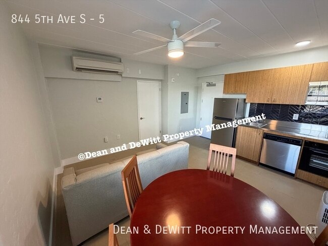 Building Photo - 844 5th Ave S