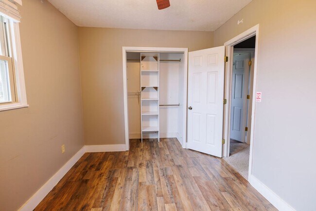 Building Photo - 3 bed, 1 bath rural home on Bloomington's westside