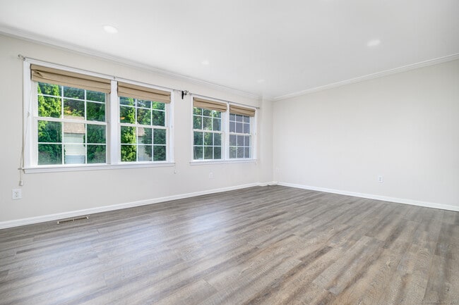 Foto del edificio - 28 Woodbury Ave