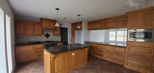 Foto del edificio - Available Now