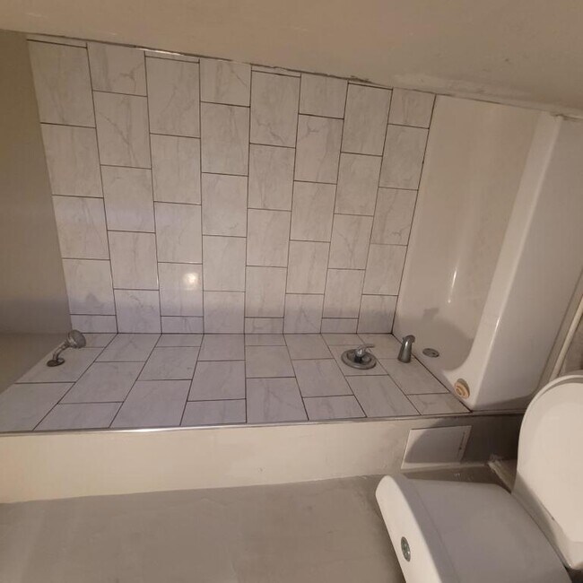 Building Photo - 1672 Lockwood Ave