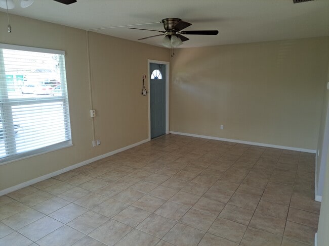 Living room - 11 Hamlin Ct