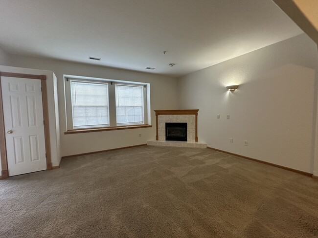 Building Photo - Spacious Townhouse Style Condo in Brookfield!