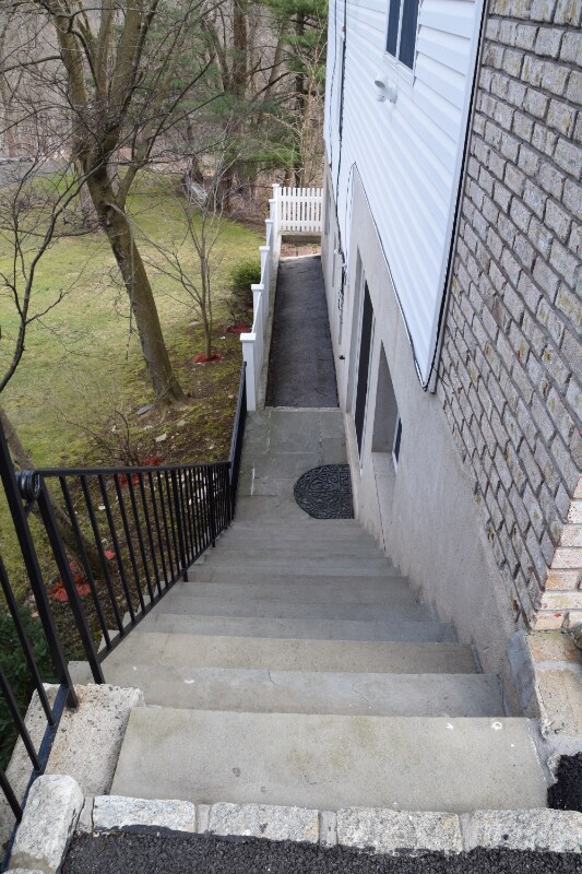 Building Photo - 140 Woodside Ave