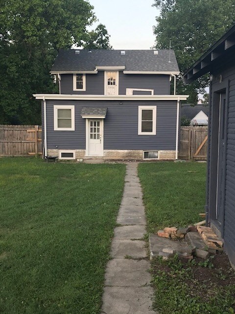 Large fenced in backyard - 2101 Hensch St