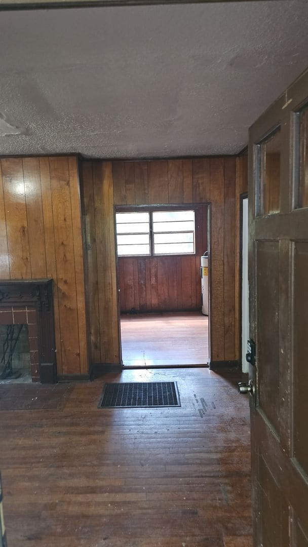 Building Photo - PRICE REDUCED!! OCTOBER MOVE IN SPECIAL- F...