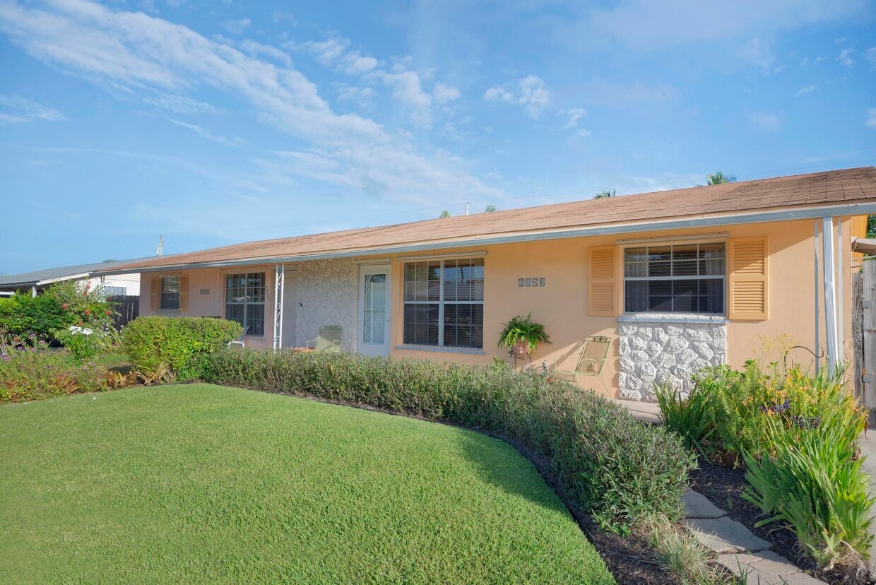 2240 NE Rustic Way, Jensen Beach, FL 34957 Townhome Rentals in Jensen