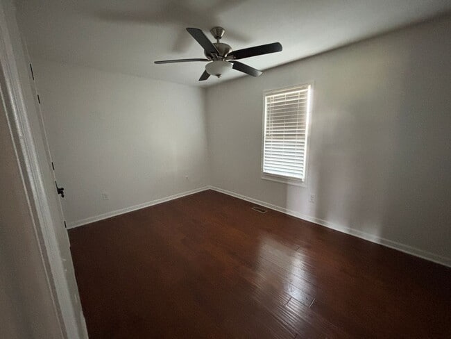 Building Photo - 3 Bedroom in Well Established Neighborhood