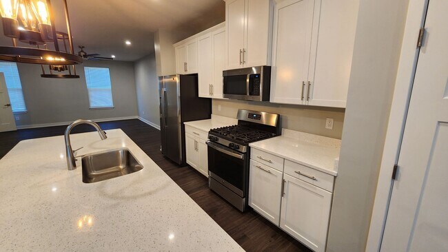 Building Photo - Laurel Creek Reserve- 2.5 Miles from Downt...