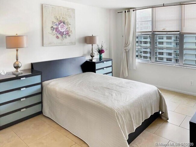 Foto del edificio - 5600 Collins Ave