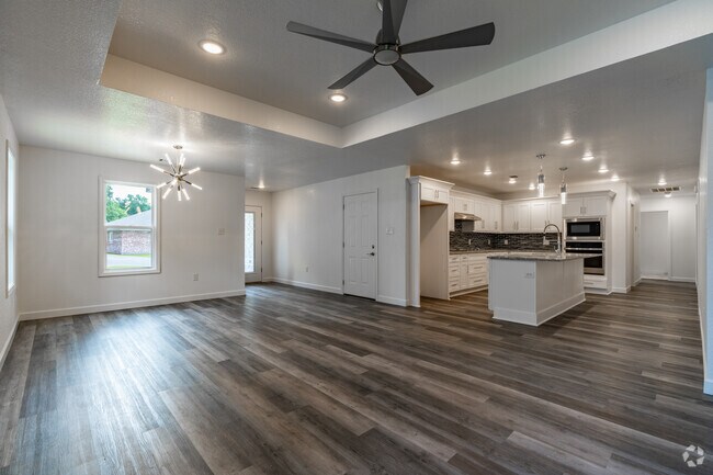 3 habitaciones, 2 baños - 1600 pies cuadrados - Sala de estar - Oak Tree Manor Duplexes