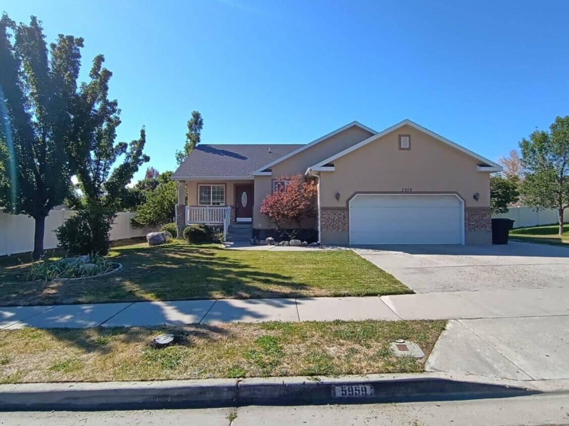 Foto principal - Spacious Home w attached 2 car garage