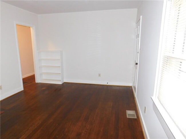 Building Photo - 219 Parkview Dr SE