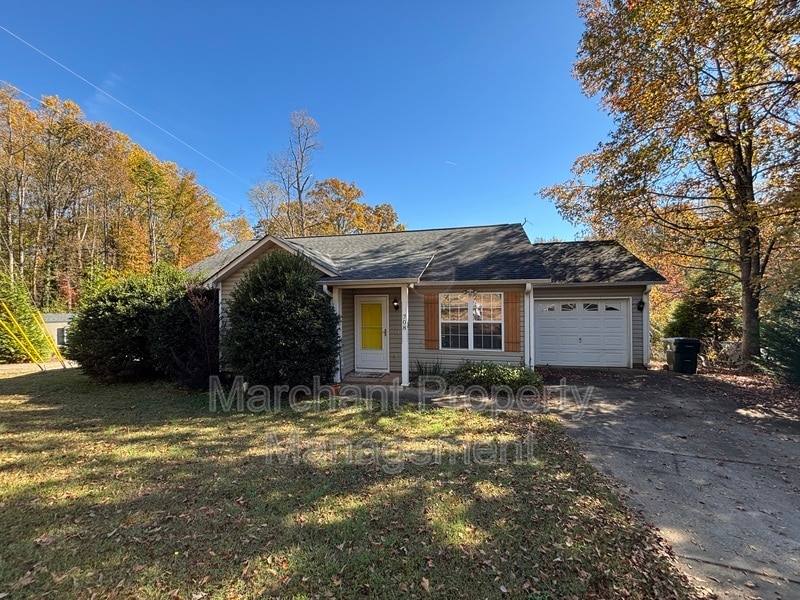 Foto principal - 708 Maple Dr