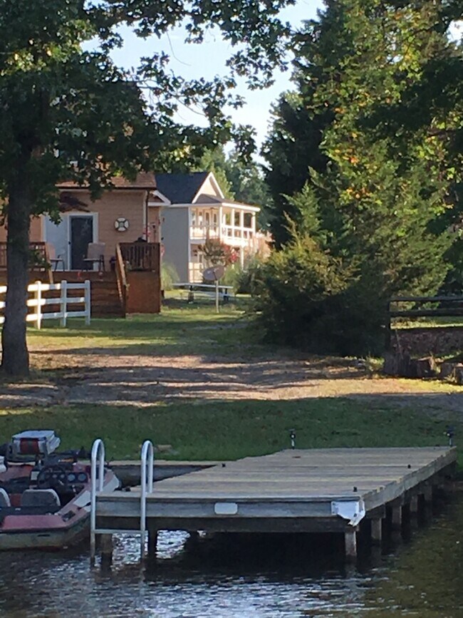 Foto del edificio - Charleston Charm on Lake Gaston -- HubQuar...