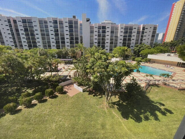 Foto del edificio - 17011 N Bay Rd