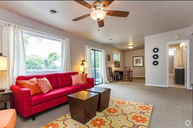 Building Photo - 1709 Villa Plz