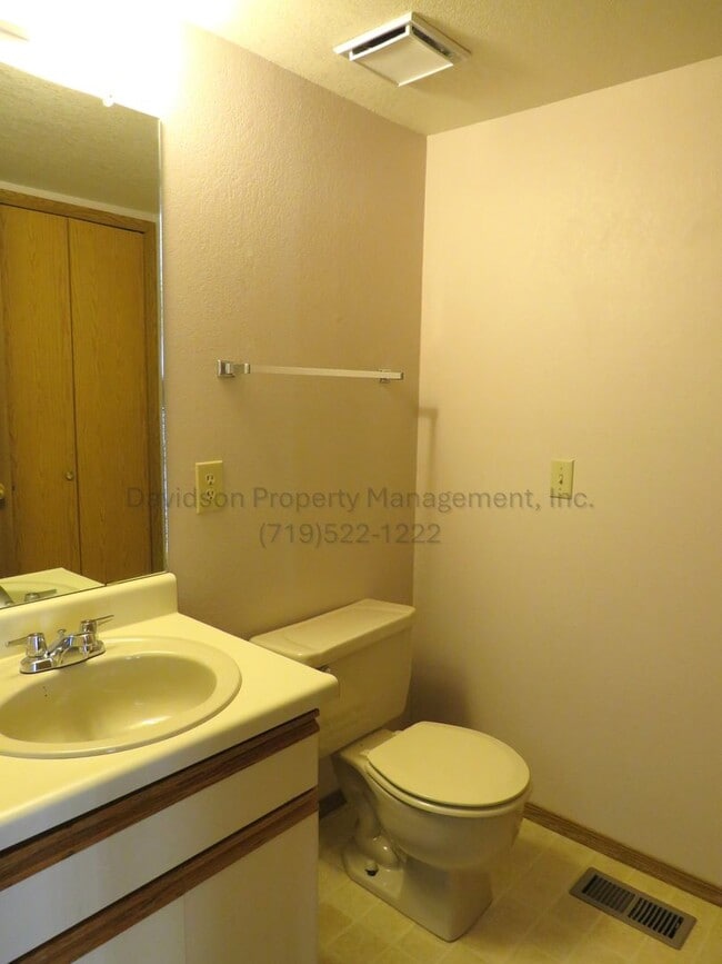 Building Photo - 8013 Lexington Park Dr