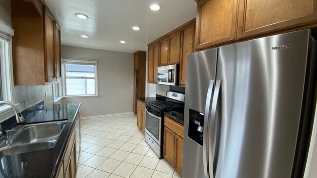 Foto del edificio - Large 3 bed 2 bath on 62nd!