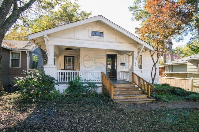 Building Photo - This Hillcrest Bungalow is just what you w...