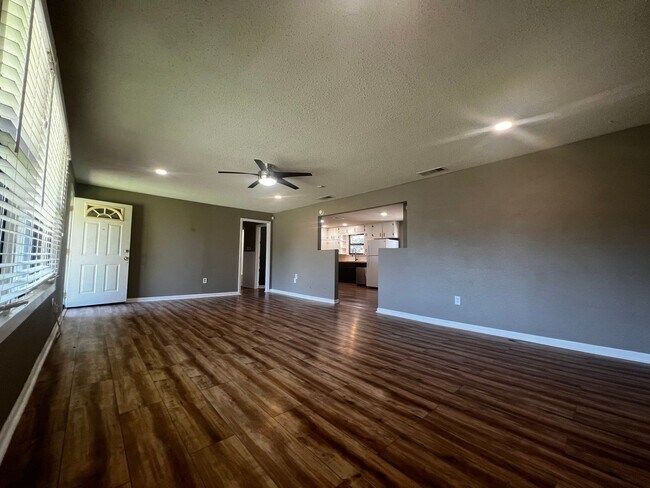 Foto del edificio - Large 3 Bedroom Home with Flex Space