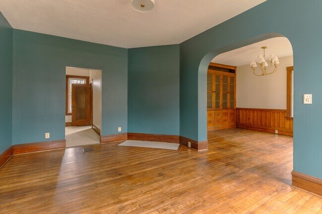 Foto del edificio - Stunning 2 bed, 1 bath, first floor apartment with views of Mill Run