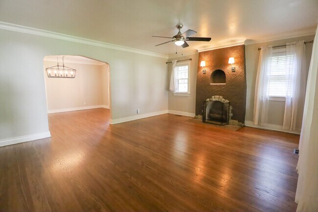 Foto del edificio - 3 Bed / 1 Bath in Midtown!