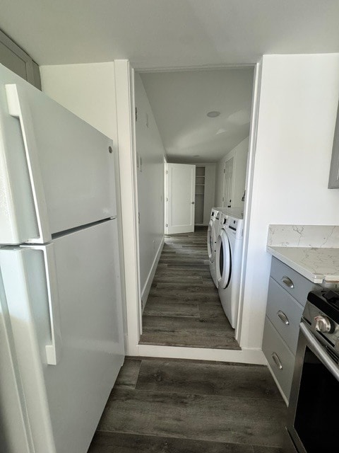 Cocina con vista a la habitación adicional - 621 Manhattan Avenue