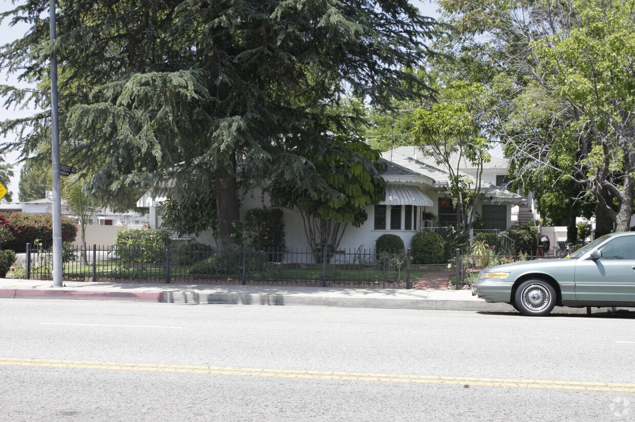 Building Photo - 11621 1/2 Moorpark St