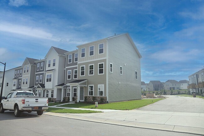 Building Photo - Spacious End Unit Townhome in Beautiful Ne...