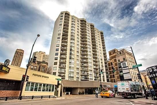 Building Photo - 2555 N Clark St