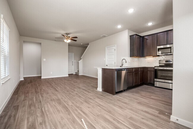 Foto del edificio - Modern 3-Bed, 2.5-Bath Townhome in New Bra...