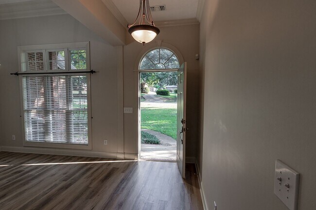 Foto del edificio - 55 Hickory Ln
