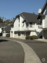 Building Photo - 524 Via De La Valle