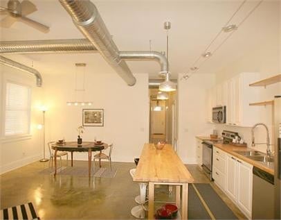 Building Photo - 220 E Waldburg St