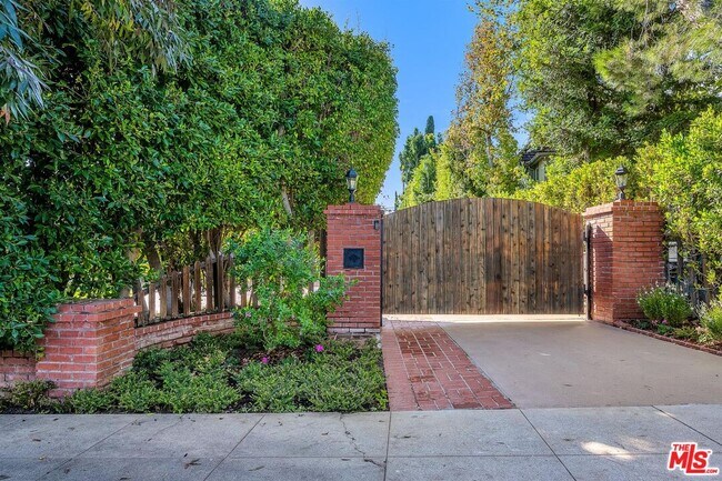 Building Photo - 629 N Rexford Dr