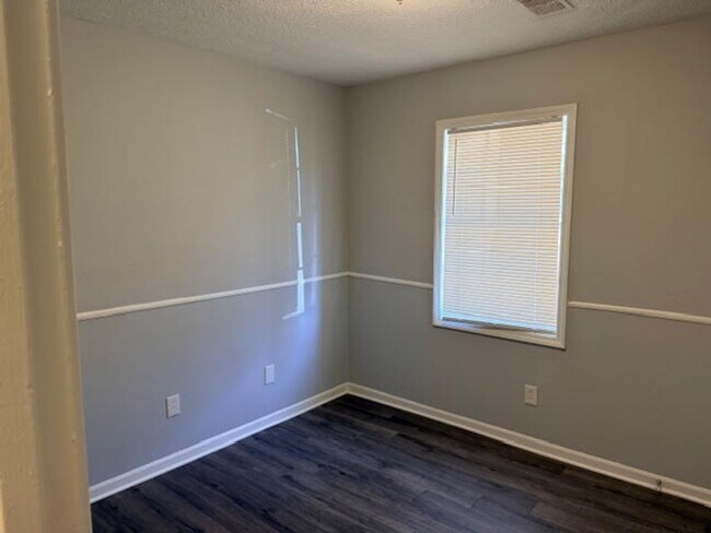 Foto del edificio - Newly Updated Duplex Unit in Riverdale