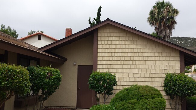 Foto del edificio - Single Level 3br/2Ba House W/ 2 Car Garage...