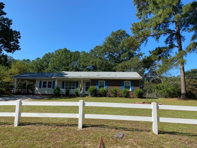 Building Photo - Beautiful Home in a quiet country setting