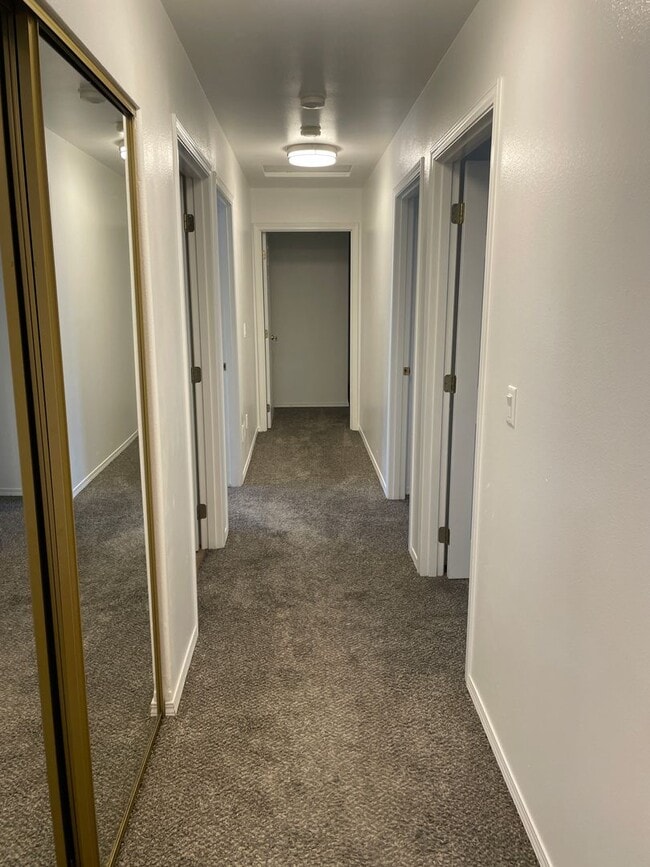 Building Photo - Large 4 Bedroom Home