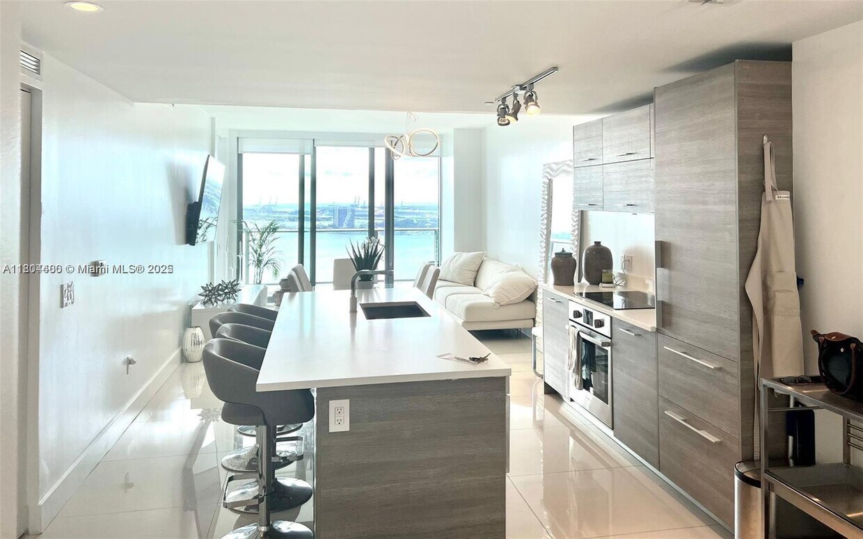 Foto principal - 650 NE 32nd St