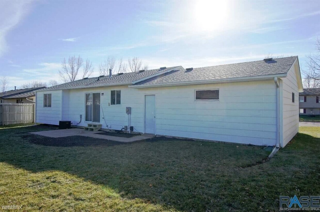 Primary Photo - 3 br, 1 bath House - 6400 W 53rd St
