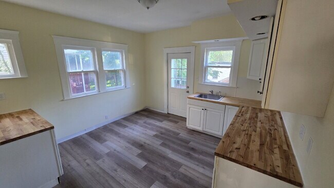Foto del edificio - Classic Old Brooklyn 3-Bedroom Duplex