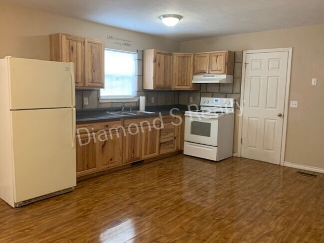 Building Photo - 3 Bedrooms / 1 Bath!  Cute and Charming Ho...
