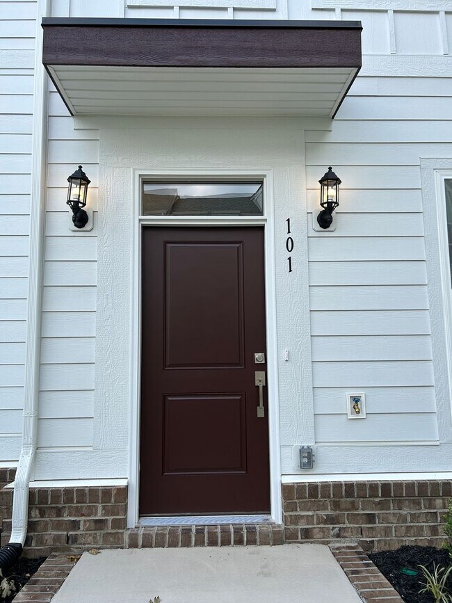 Foto del edificio - Luxury End-Unit Townhome with 2-Car Garage, Deck & Bonus Room – Available June 5!