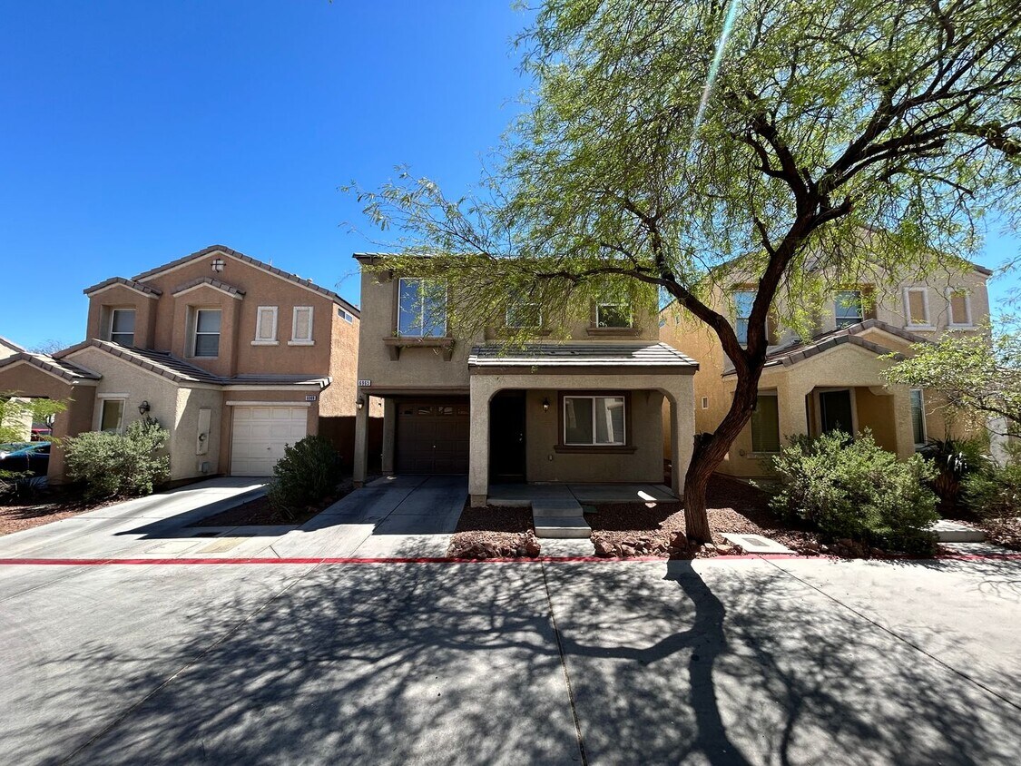 Foto principal - Charming 3 Bed/3Bath, 2-Story Home nestled...