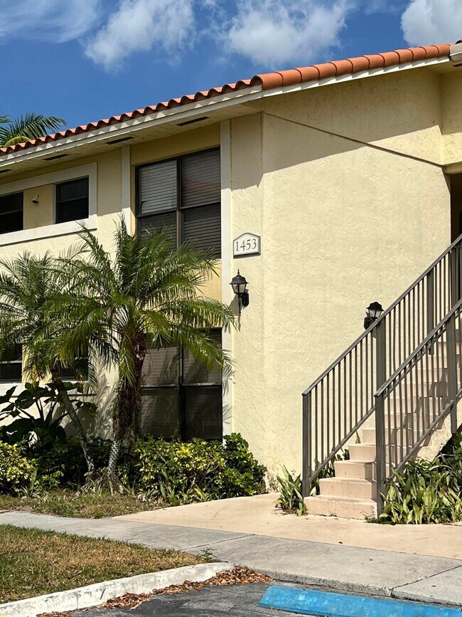 Foto del edificio - 1453 Lake Crystal Dr