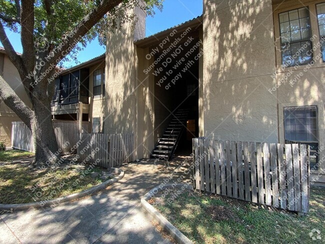 Building Photo - 1202 Thorpe Ln