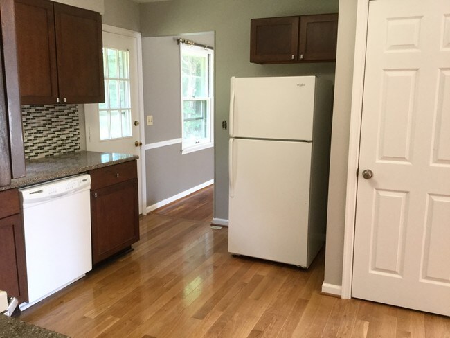 Otra vista de la cocina. Ahora refrigerador de acero inoxidable. - 940 McBryde Ln